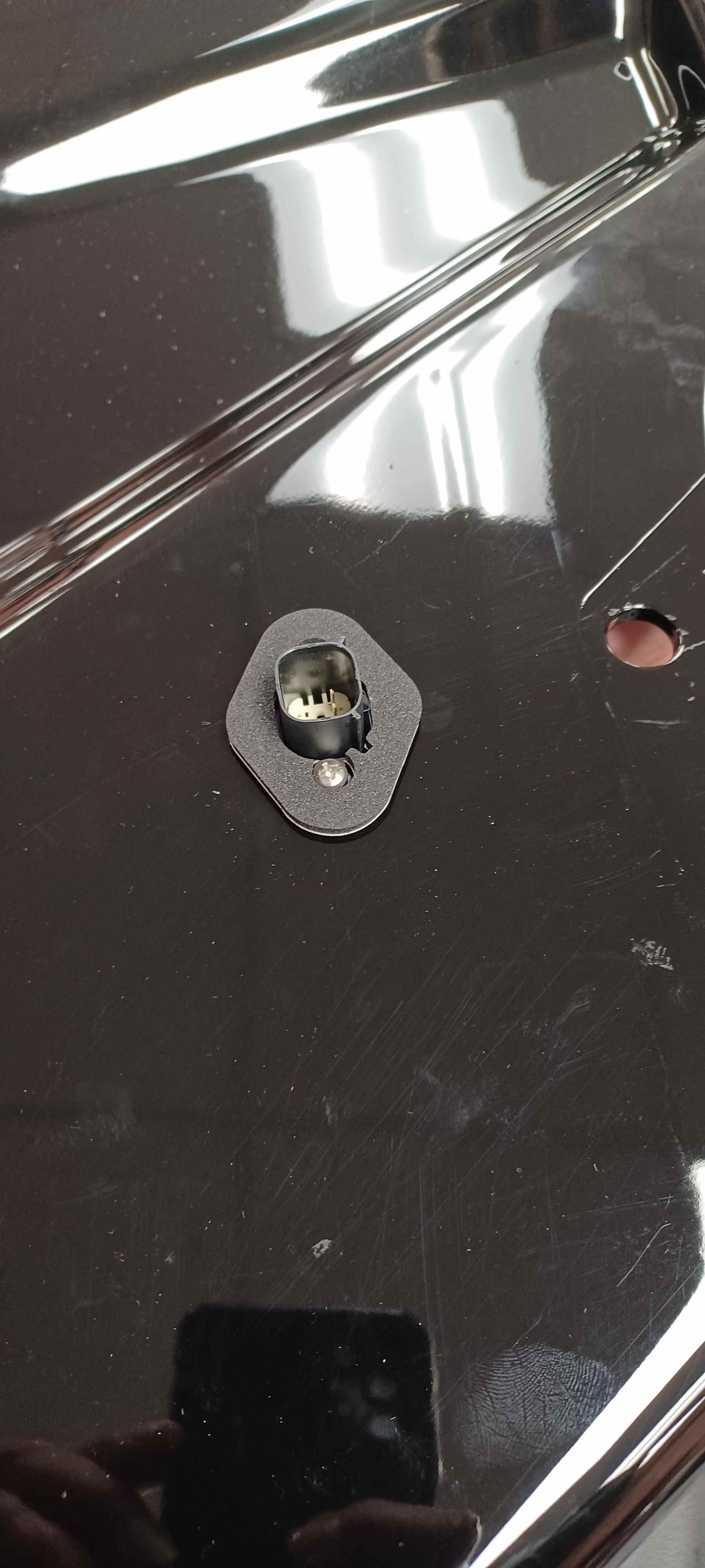 Bag-side plug fully sealed with foam tape installed