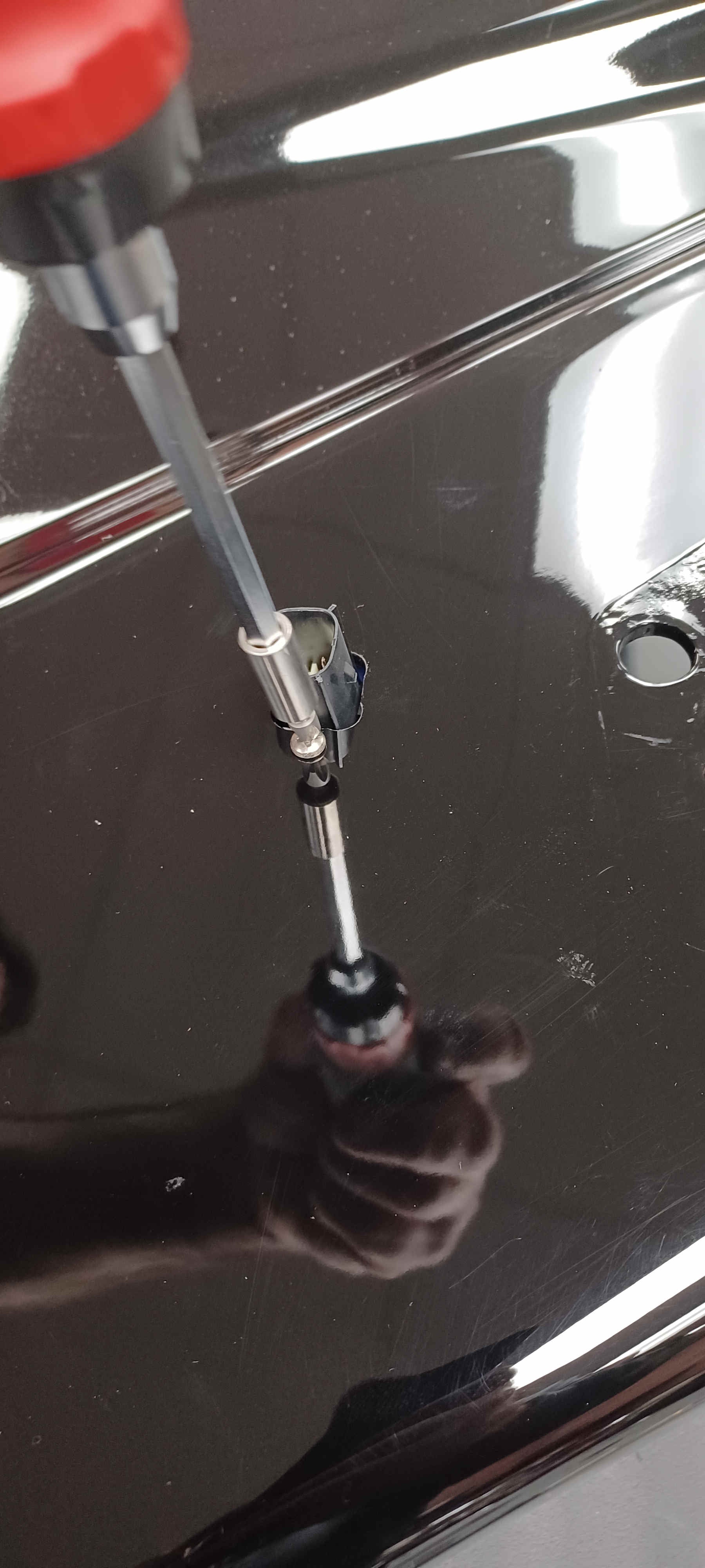 Securing the bag-side plug with the mounting screw